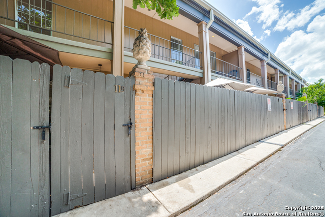 Image 20 of 24 For 7711 Broadway  11b