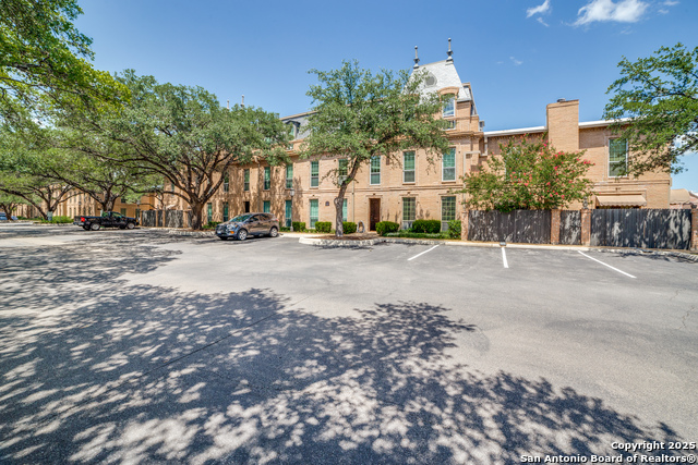 Image 21 of 24 For 7711 Broadway  11b