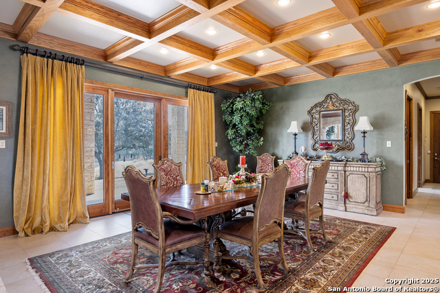 Listing photo id 2 for 945 Elm Pass