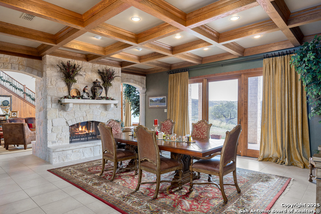 Listing photo id 3 for 945 Elm Pass