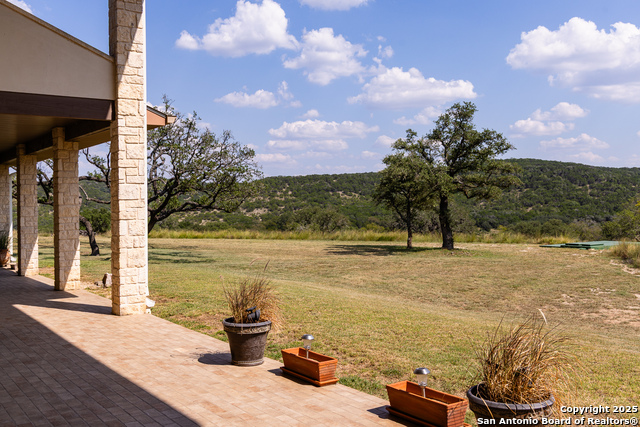 Listing photo id 4 for 945 Elm Pass