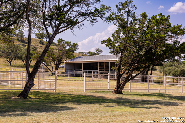 Listing photo id 5 for 945 Elm Pass