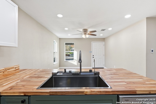 Listing photo id 9 for 127 Roosevelt Drive