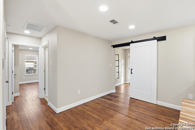 Listing photo id 10 for 127 Roosevelt Drive