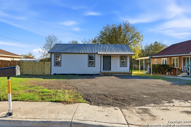 Listing photo id 1 for 127 Roosevelt Drive