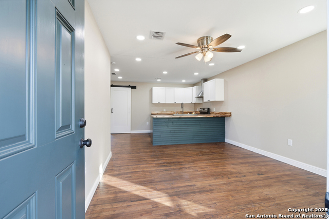 Listing photo id 3 for 127 Roosevelt Drive