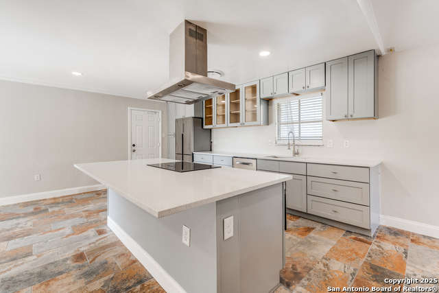 Listing photo id 8 for 640 Crest Lane