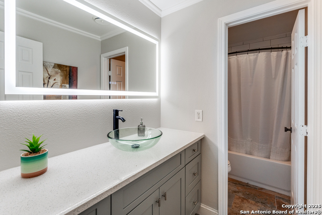 Listing photo id 11 for 640 Crest Lane