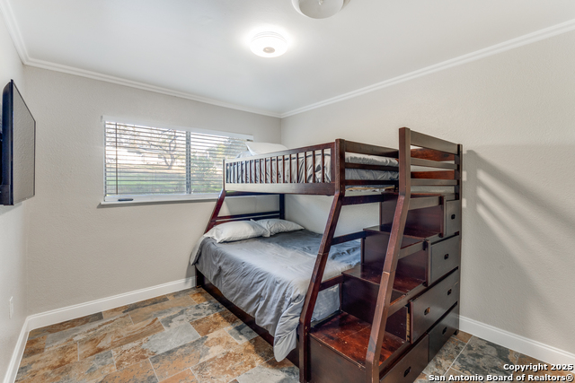 Listing photo id 12 for 640 Crest Lane