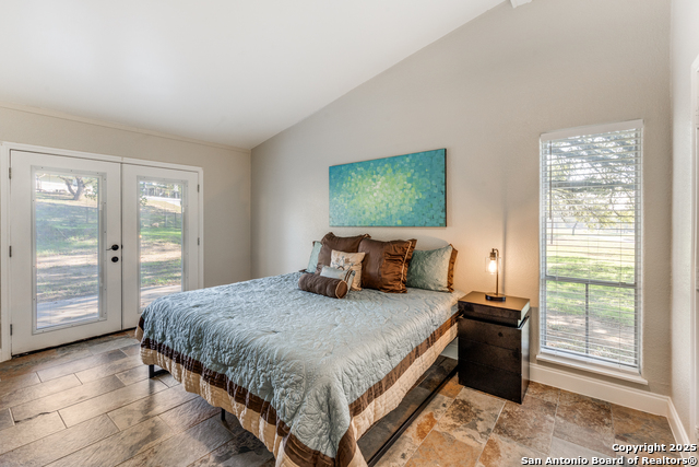 Listing photo id 13 for 640 Crest Lane