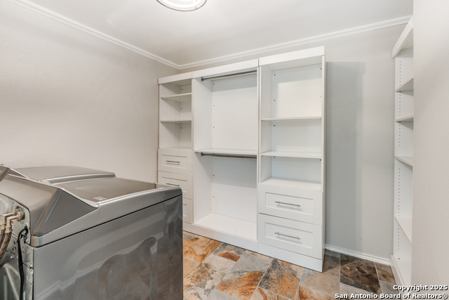 Listing photo id 15 for 640 Crest Lane