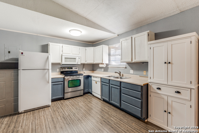 Listing photo id 17 for 640 Crest Lane