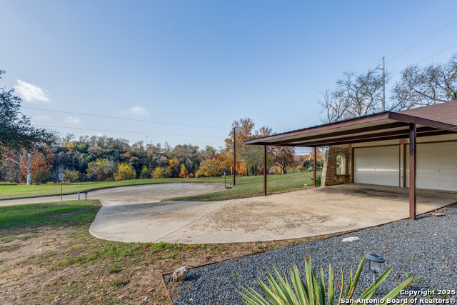 Listing photo id 1 for 640 Crest Lane