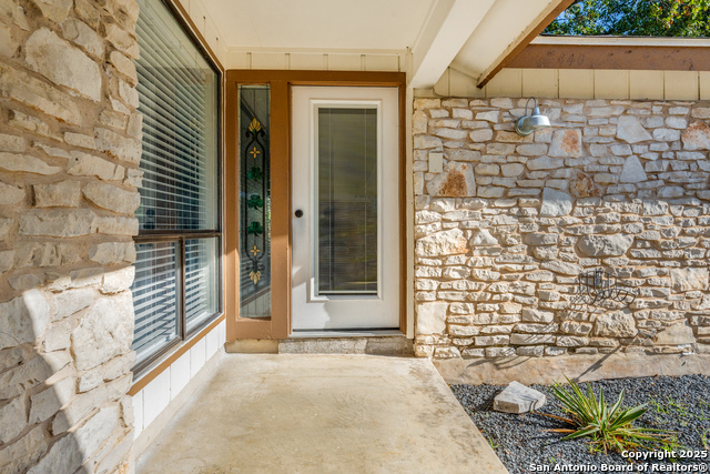 Listing photo id 2 for 640 Crest Lane