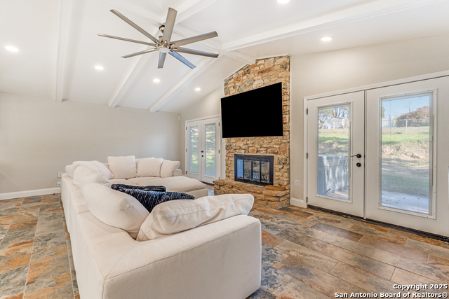 Listing photo id 3 for 640 Crest Lane