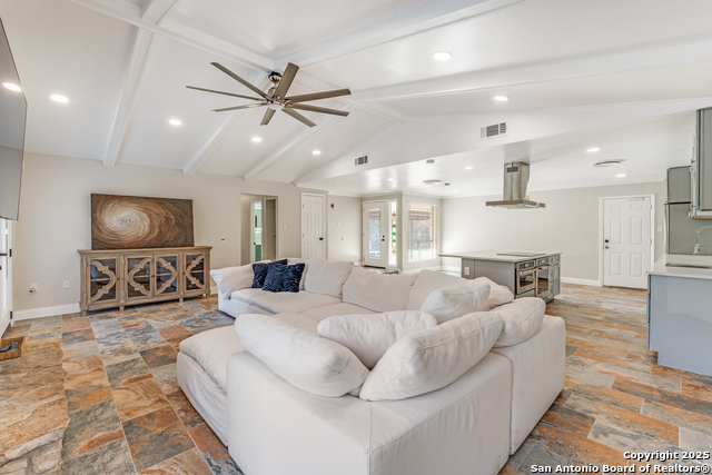 Listing photo id 4 for 640 Crest Lane