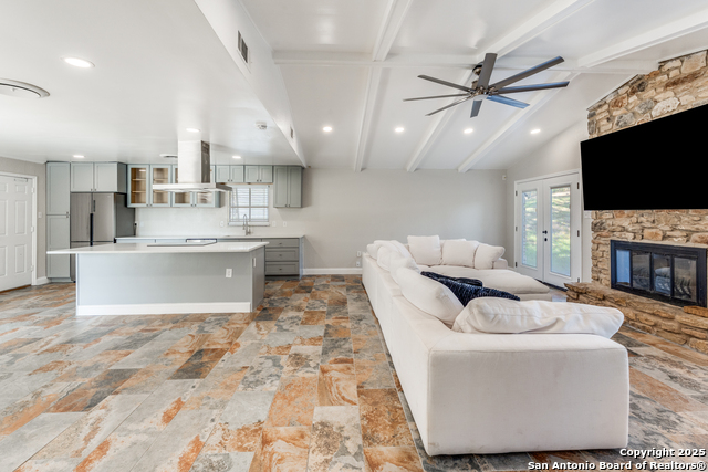 Listing photo id 5 for 640 Crest Lane