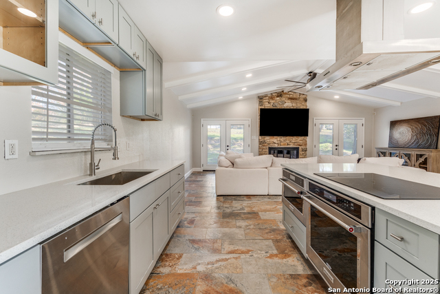 Listing photo id 6 for 640 Crest Lane