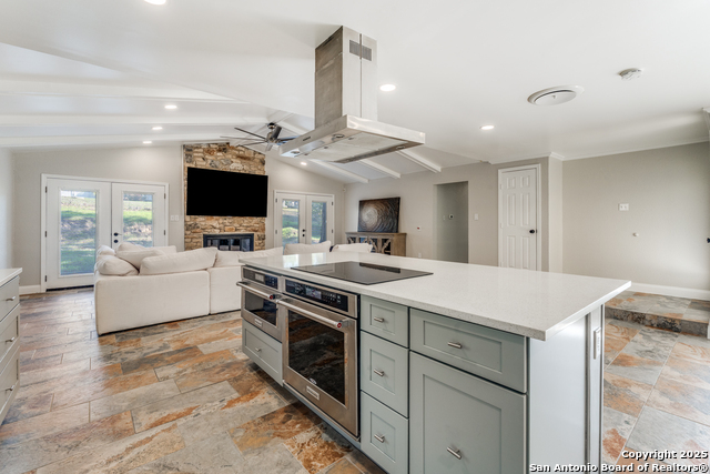 Listing photo id 7 for 640 Crest Lane