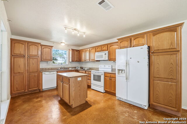 Listing photo id 7 for 1095 Stallion Springs