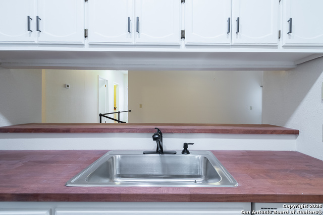 Listing photo id 13 for 6404 Brook Cv