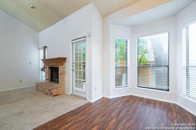 Listing photo id 14 for 6404 Brook Cv