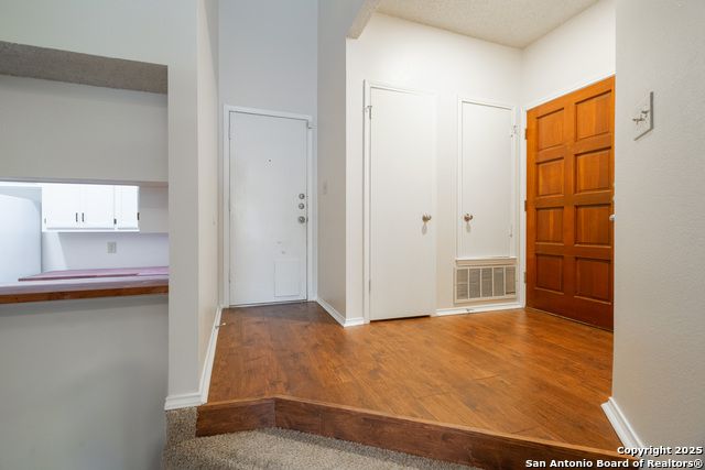 Listing photo id 17 for 6404 Brook Cv