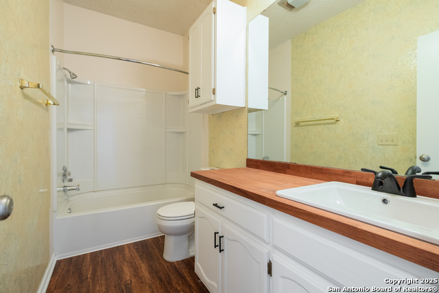 Listing photo id 21 for 6404 Brook Cv