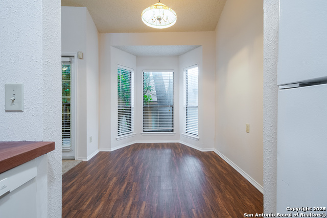 Listing photo id 3 for 6404 Brook Cv