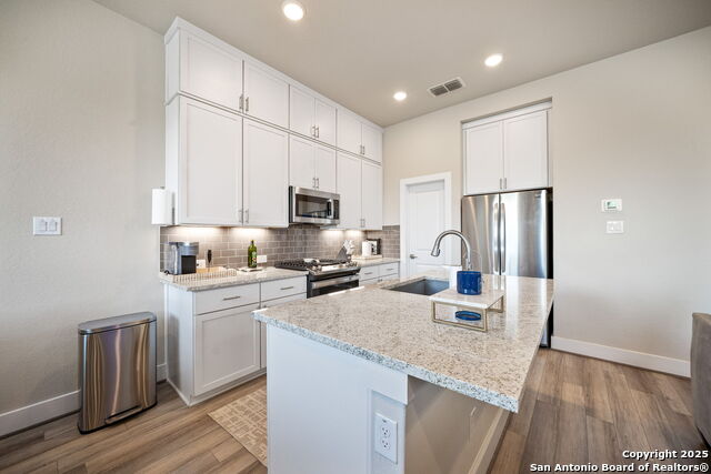 Image 13 of 34 For 8851 Oakland Rd  18