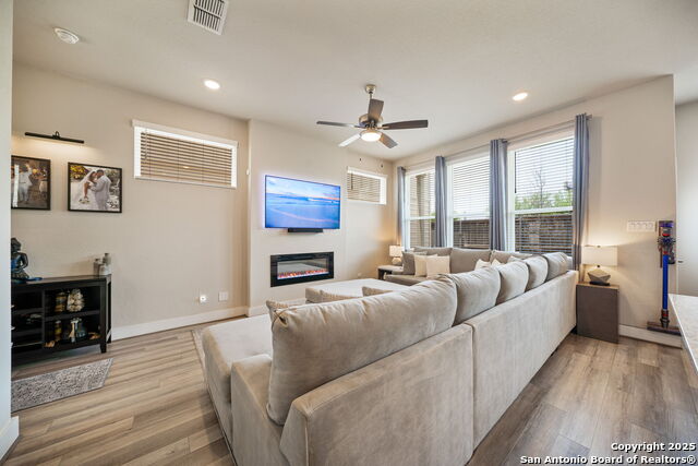 Image 7 of 34 For 8851 Oakland Rd  18