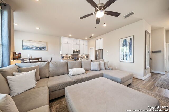 Image 9 of 34 For 8851 Oakland Rd  18