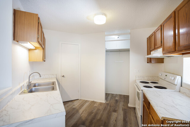 Listing photo id 9 for 9646 Bratton