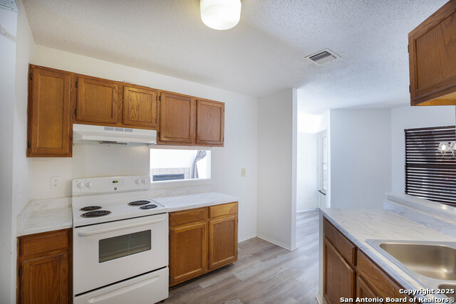 Listing photo id 10 for 9646 Bratton