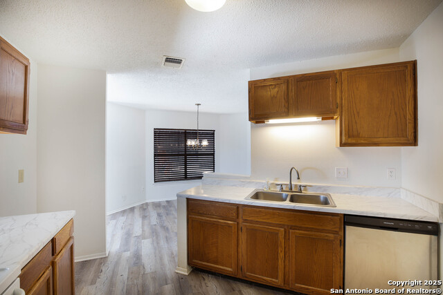 Listing photo id 11 for 9646 Bratton