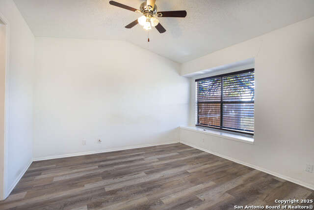 Listing photo id 12 for 9646 Bratton