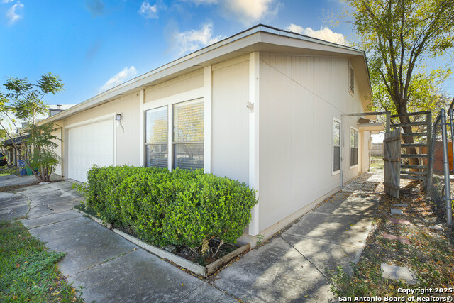 Listing photo id 2 for 9646 Bratton