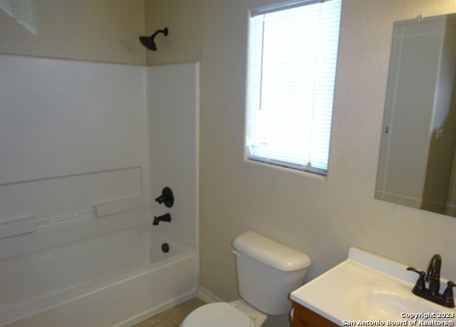 Listing photo id 10 for 5113 - 5115 Flipper Dr