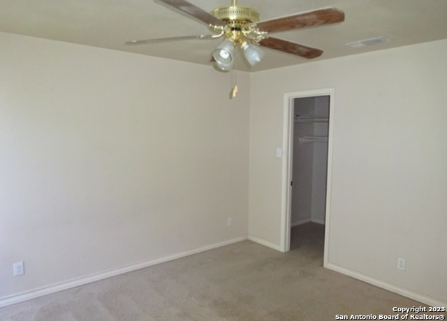 Listing photo id 7 for 5113 - 5115 Flipper Dr