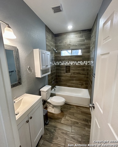 Listing photo id 8 for 1214 Chalmers Ave