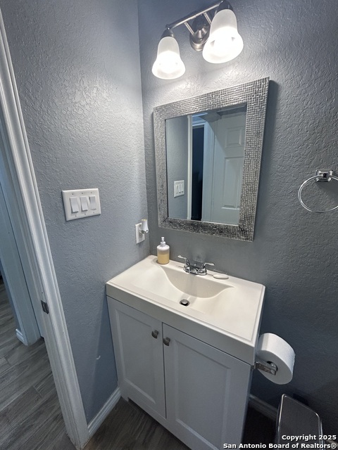 Listing photo id 9 for 1214 Chalmers Ave