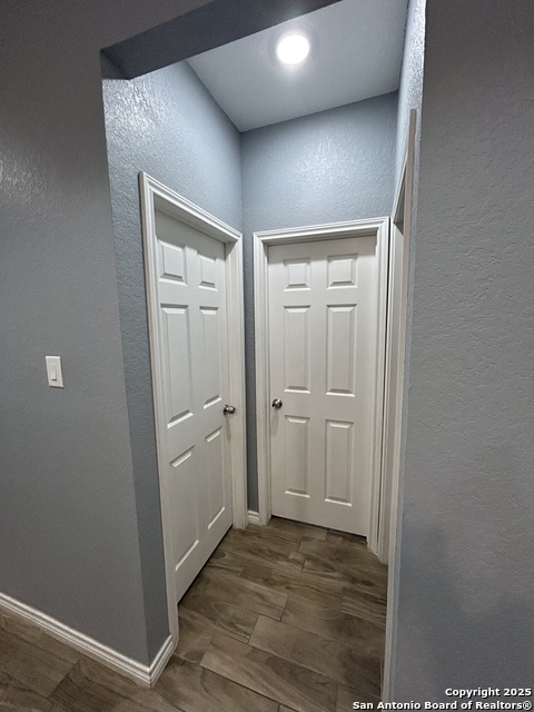 Listing photo id 10 for 1214 Chalmers Ave