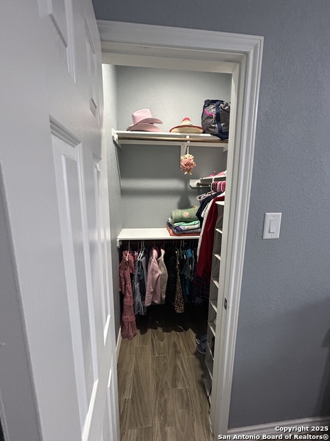 Listing photo id 13 for 1214 Chalmers Ave