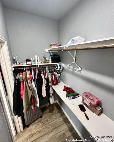 Listing photo id 17 for 1214 Chalmers Ave