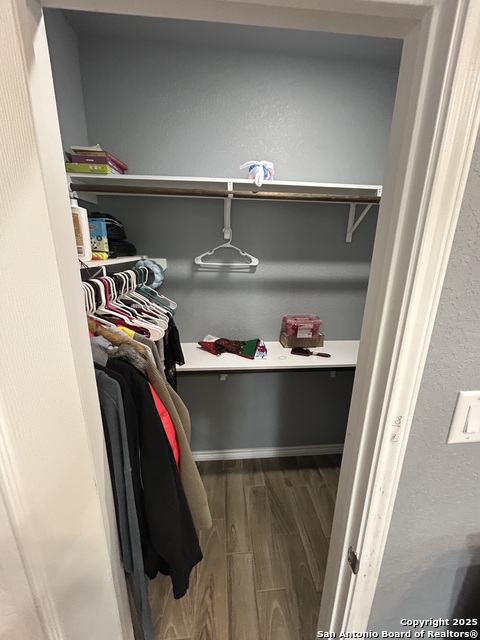 Listing photo id 18 for 1214 Chalmers Ave