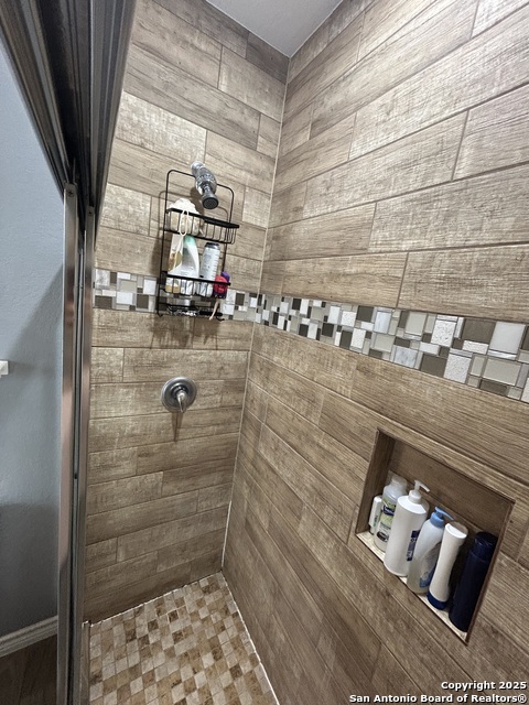 Listing photo id 20 for 1214 Chalmers Ave