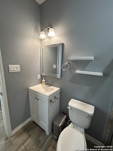 Listing photo id 21 for 1214 Chalmers Ave