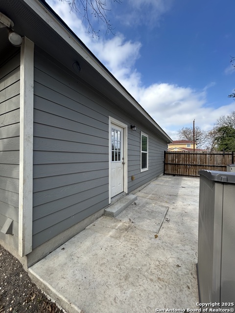 Listing photo id 23 for 1214 Chalmers Ave