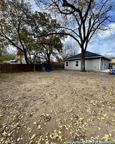 Listing photo id 24 for 1214 Chalmers Ave