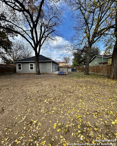 Listing photo id 25 for 1214 Chalmers Ave